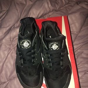 Black nike hurrachies
